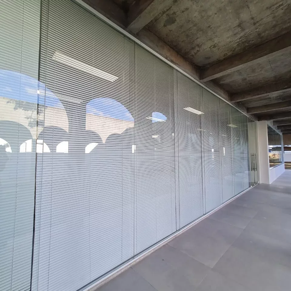 Persianas horizontais de alumínio em corredor de escritório