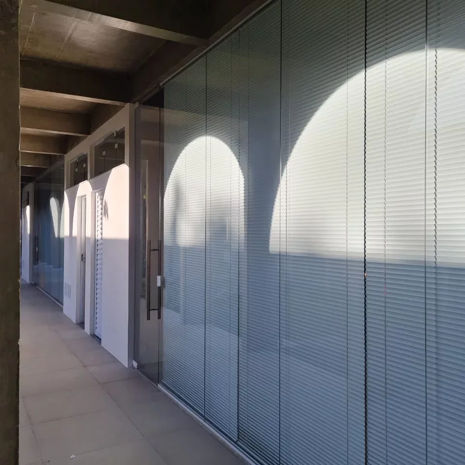 Detalhe das lâminas de persiana horizontal de alumínio