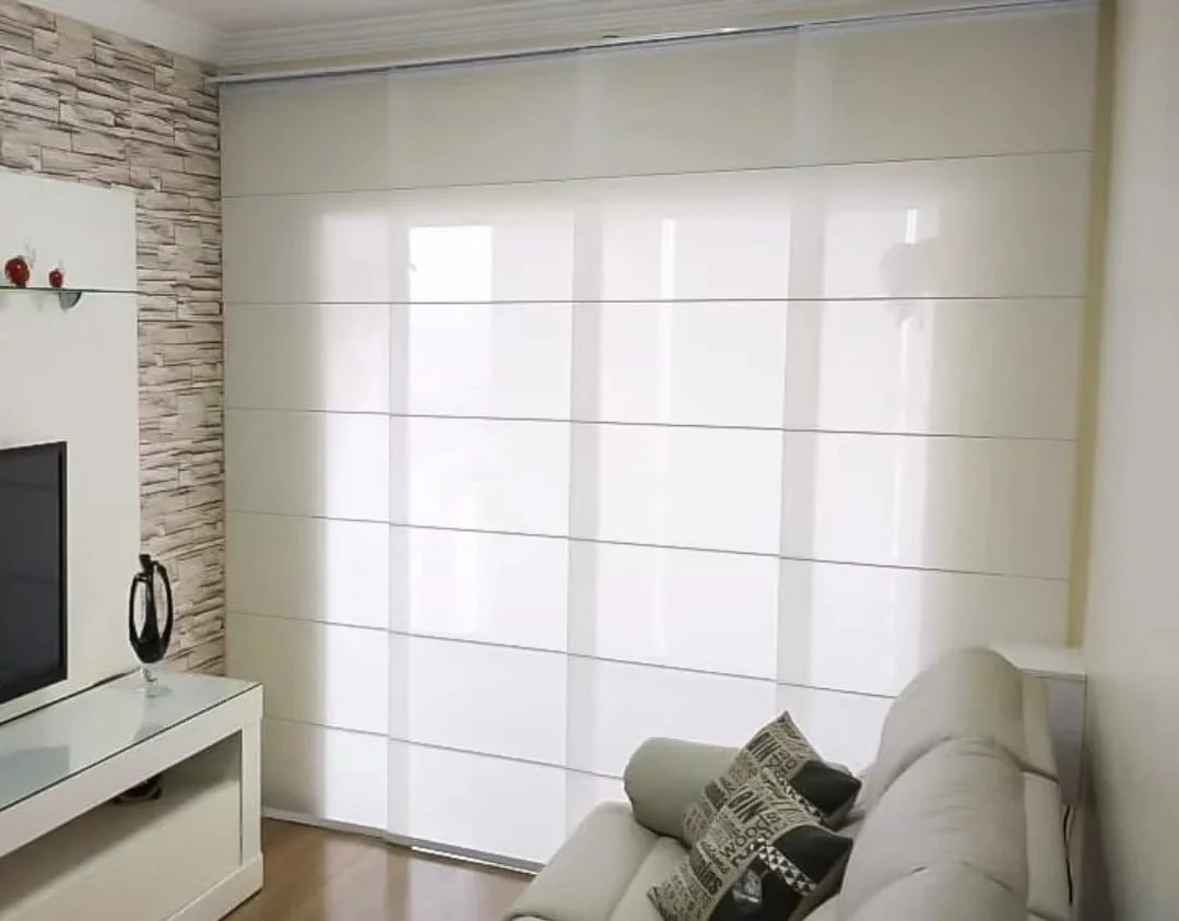 Cortina painel branca cobrindo porta de vidro de sala de estar