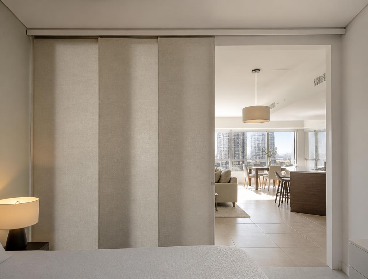 Cortina painel usada como divisória entre quarto e sala