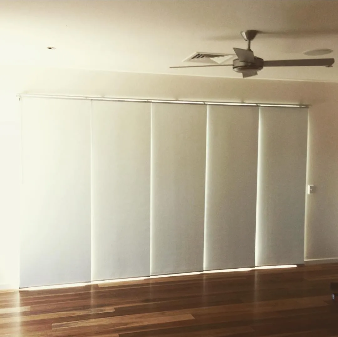 Cortina painel bege em parede inteira de sala ampla