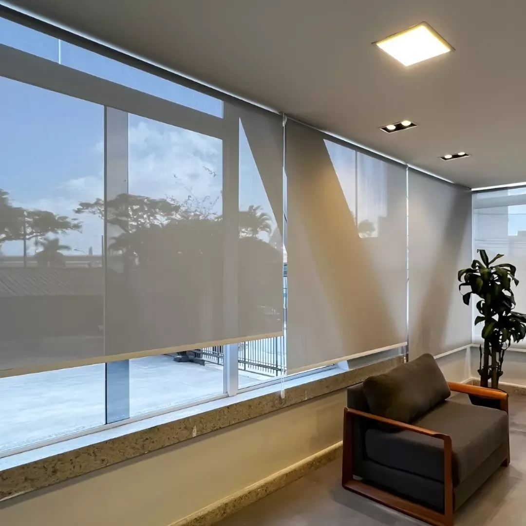 Cortina rolô tela solar em sala de estar com vista