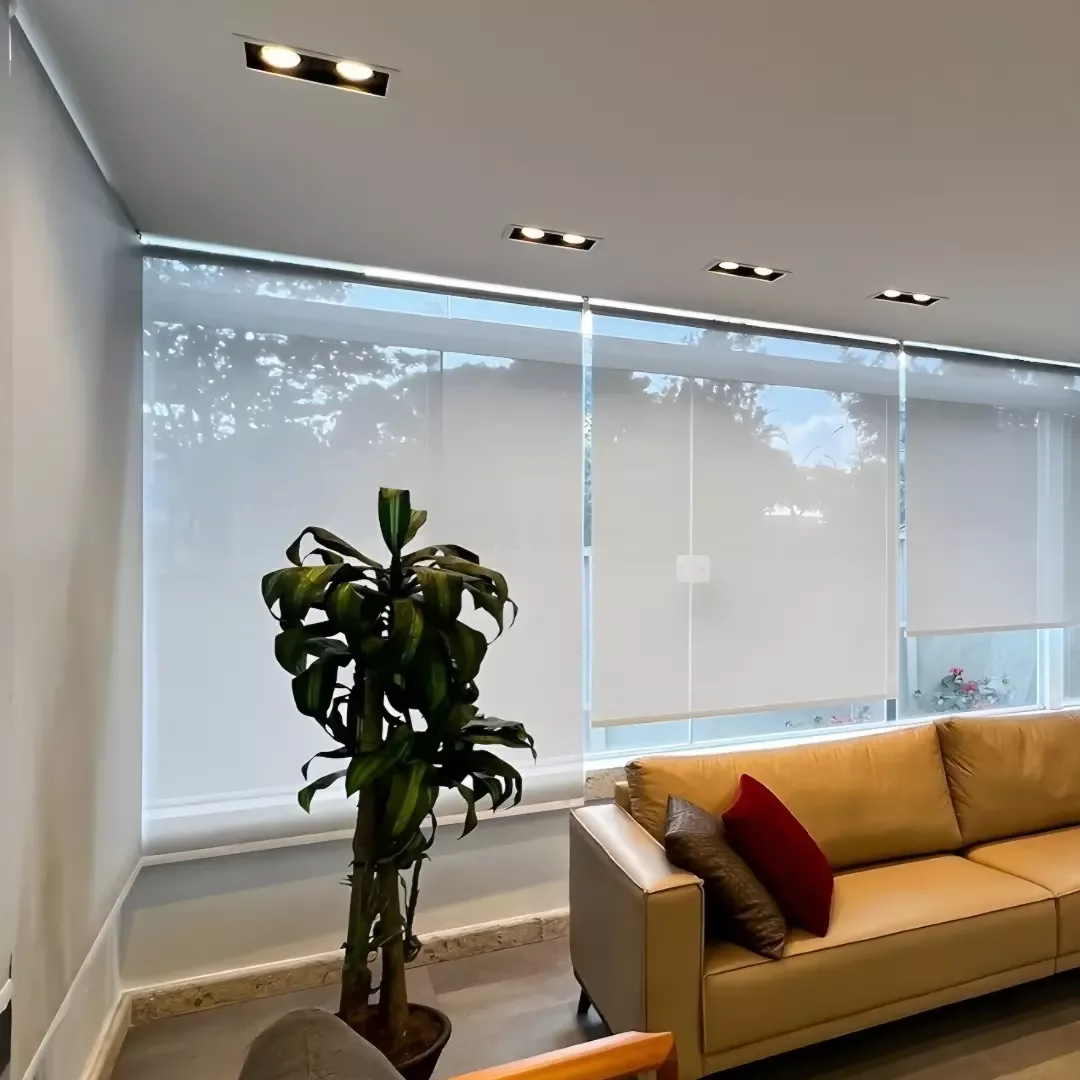 Cortina rolô clara em ambiente corporativo com luz natural