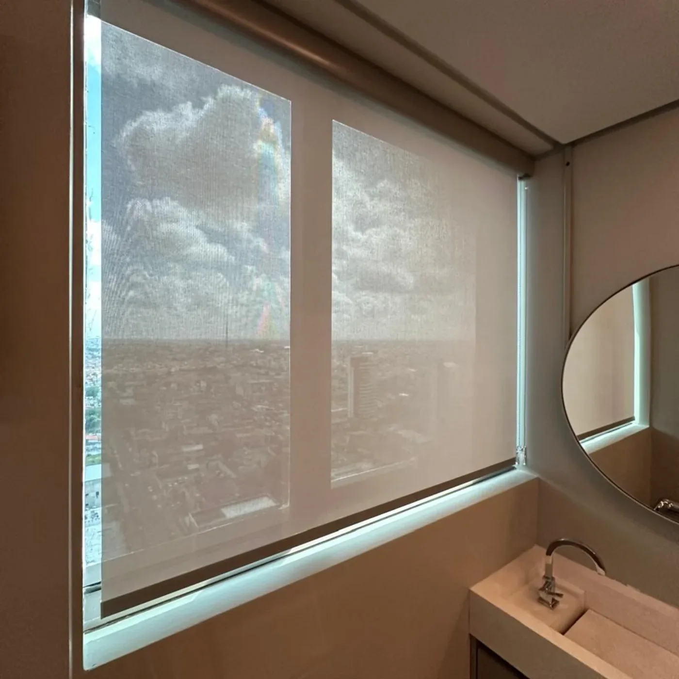 Persiana rolô instalada em banheiro com vista para a cidade