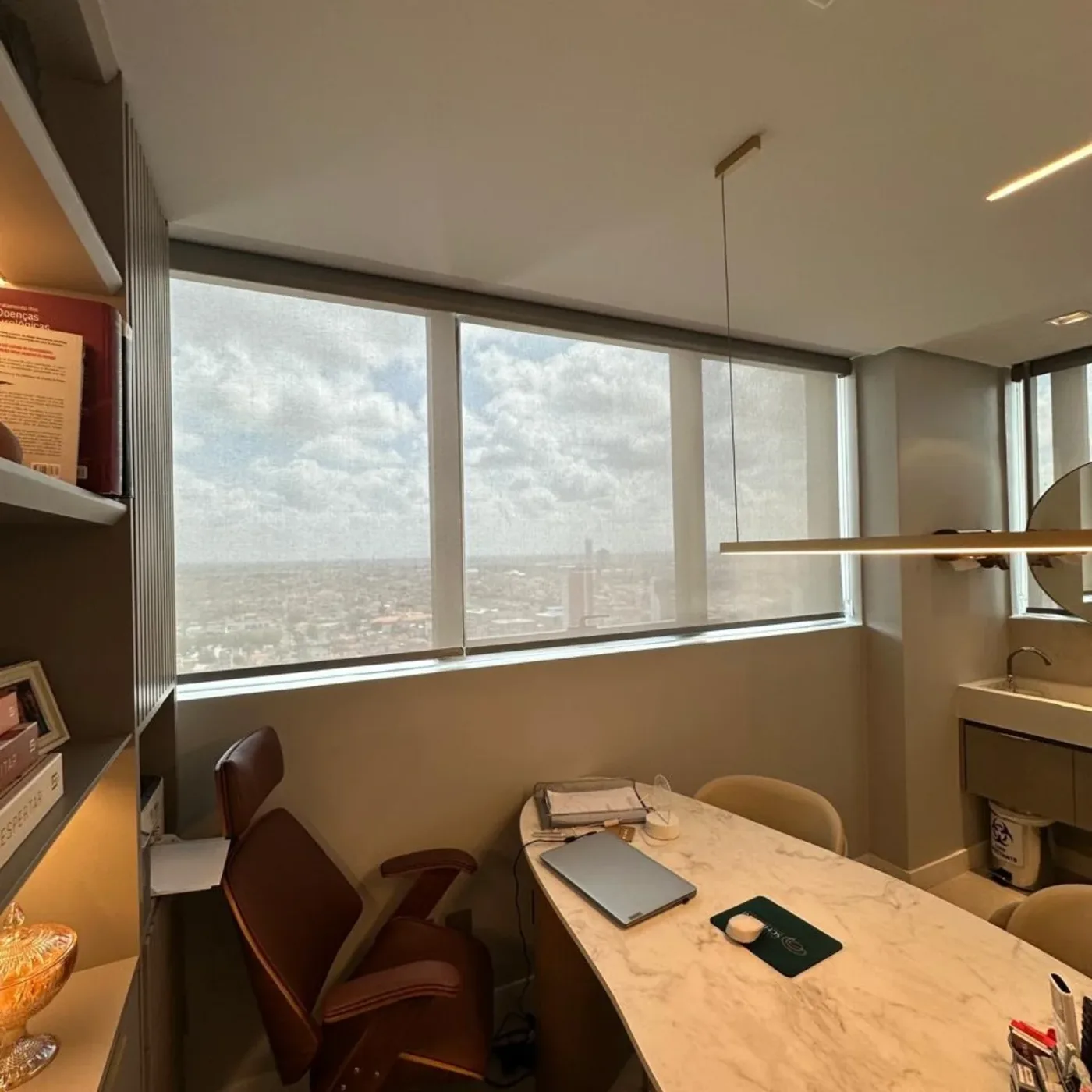 Persiana rolô em home office com bancada