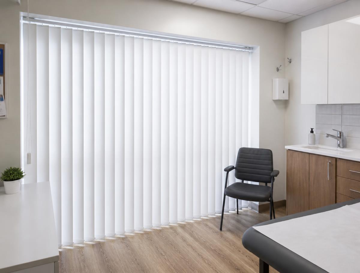 Persiana vertical PVC branca em consultório