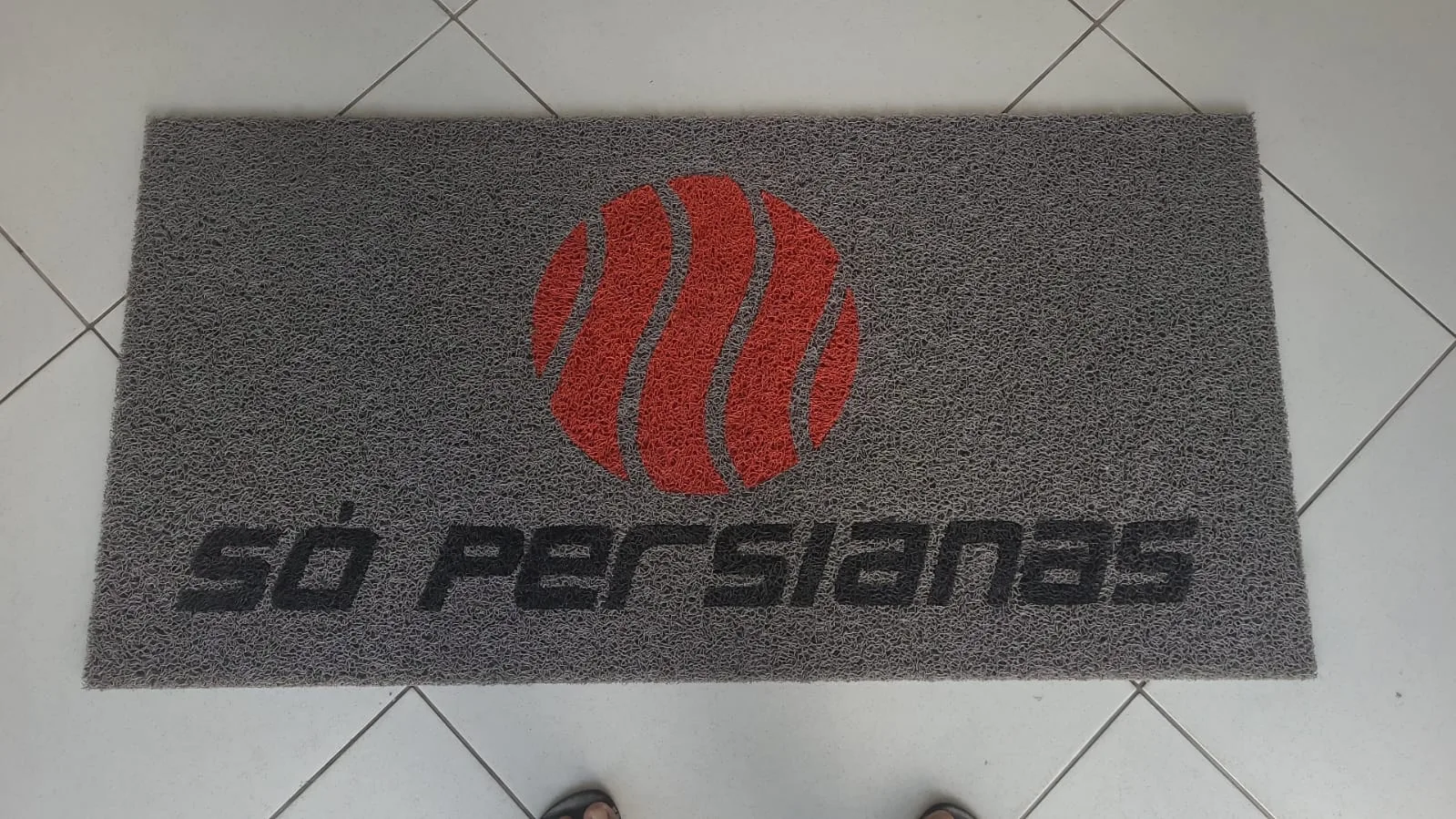 Tapete personalizado em vinil cinza com logomarca Só Persianas
