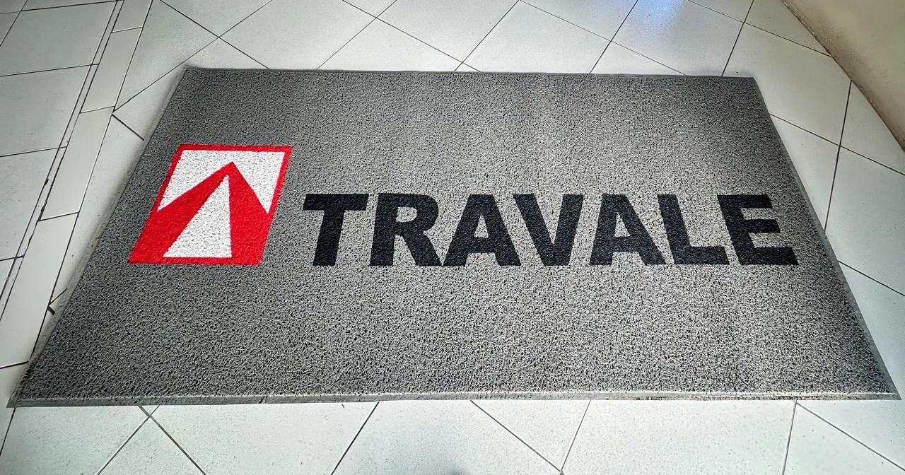 Tapete personalizado com logomarca Travale em vinil cinza