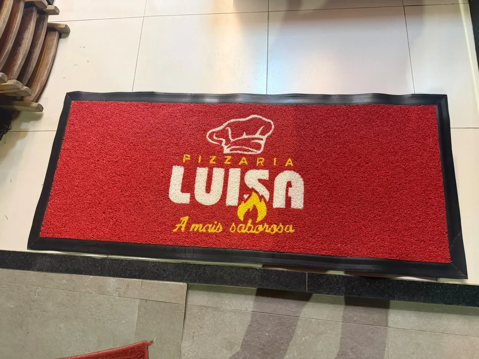 Tapete personalizado vermelho com logomarca da Pizzaria Luísa em vinil