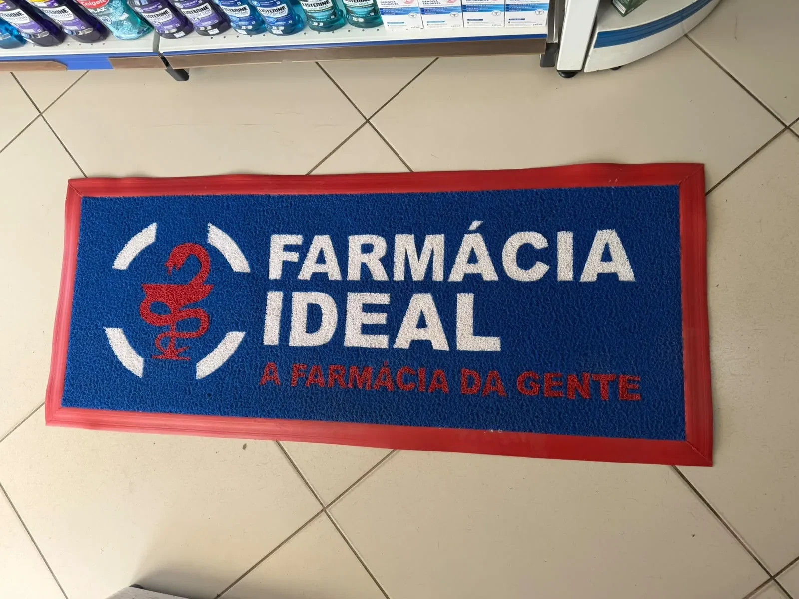 Tapete personalizado azul e vermelho da Farmácia Ideal em vinil