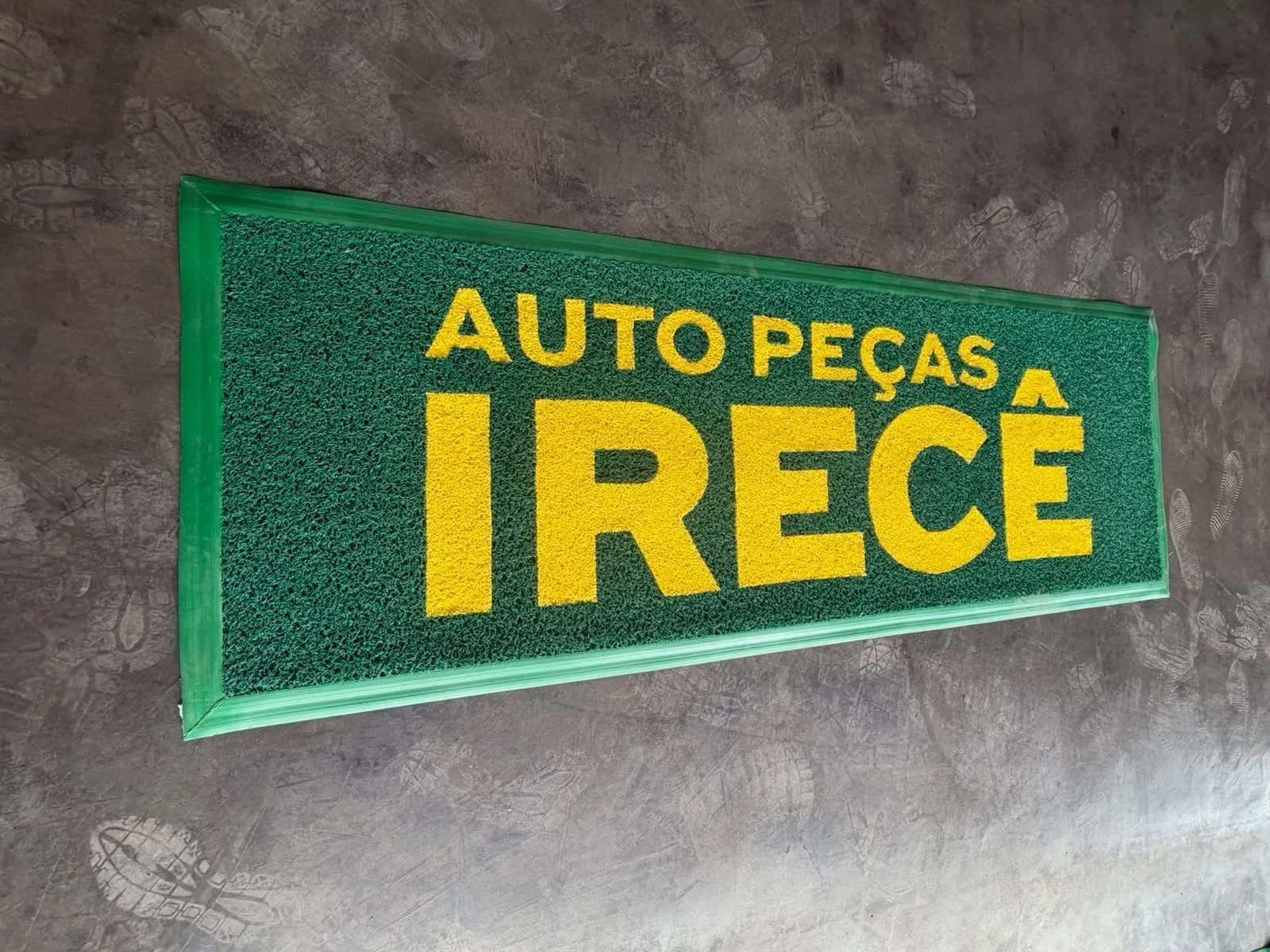 Tapete personalizado verde e amarelo da Auto Peças Irecê