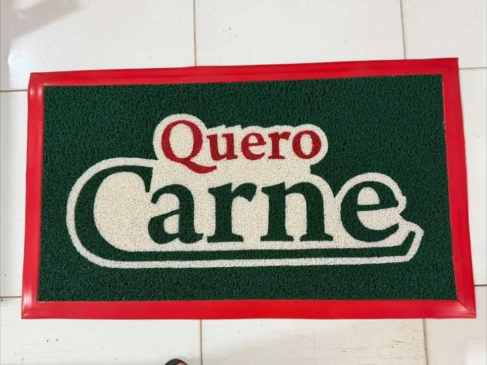 Tapete personalizado verde com borda vermelha da loja Quero Carne
