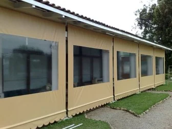 Toldo cortina com visores em PVC cristal em salão