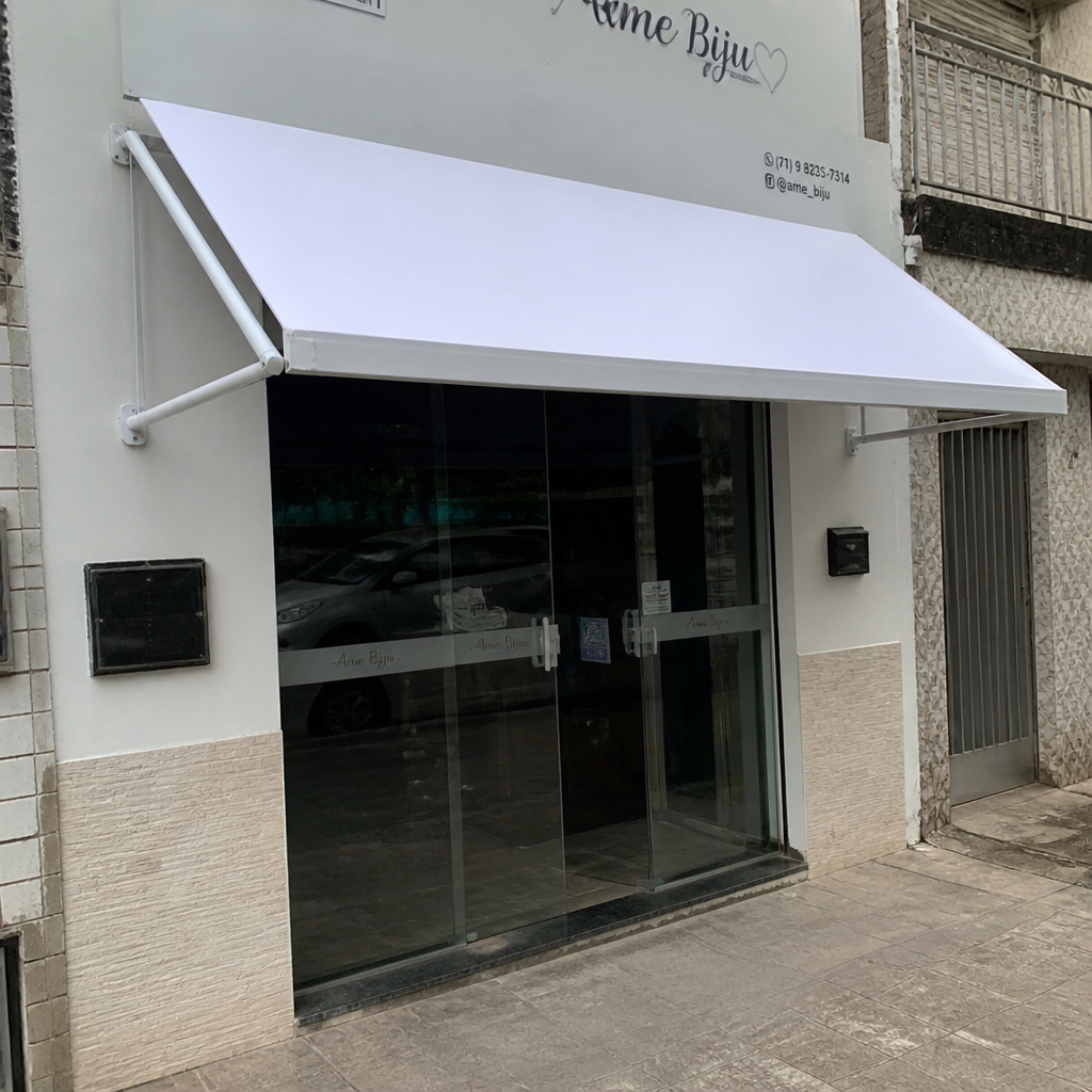 Toldo tensionado cobrindo área de piscina
