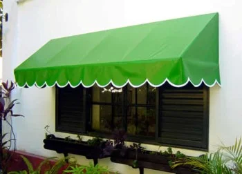 Toldo de janela em lona verde com bandô recortado